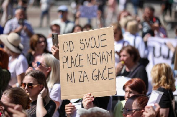 Zagreb: Mirni prosvjed Sindikata državnih i lokalnih službenika i namještenika