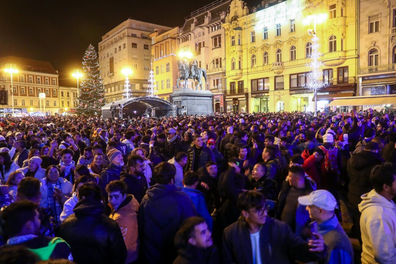 Zagreb: Atmosfera na dočeku nove 2024. godine na Trgu bana Jelačića