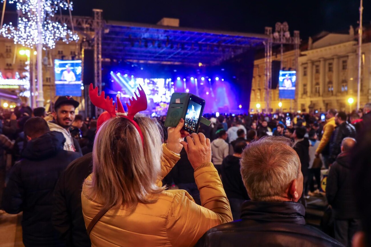 Zagreb: Atmosfera na dočeku nove 2024. godine na Trgu bana Jelačića