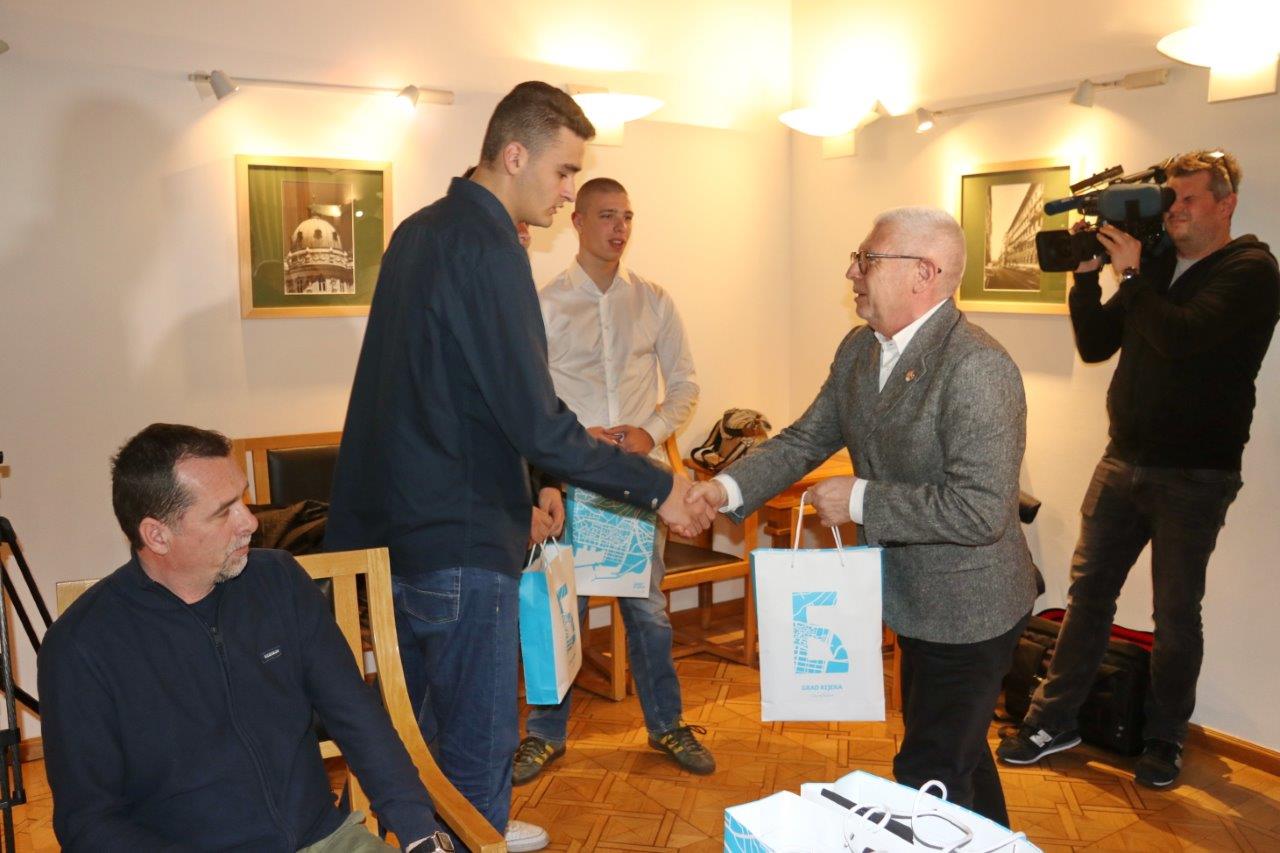 Prijem-za-učenike-koji-su-spasili-ženu-iz-požara-iz-zgrade-na-Korzu-7
