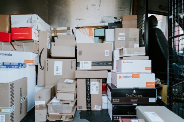 pošta paketi zalando njemačka claudio schwarz-unsplash