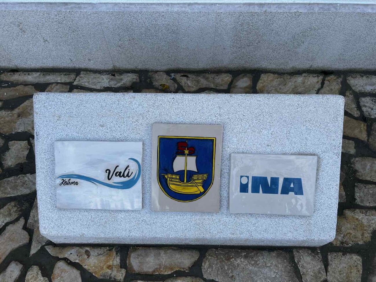 umjetnost na zidu ksotrena (10) umjetnost na zidu ksotrena (10)
