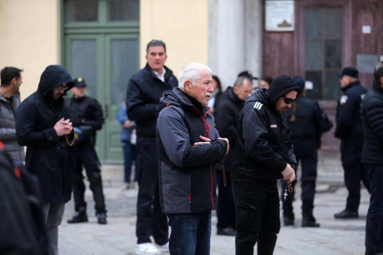 Rijeka: Klečavci mole pred katedralom Svetog VBida Rijeka: Klečavci mole pred katedralom Svetog VBida