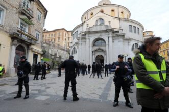 Rijeka: Klečavci mole pred katedralom Svetog VBida Rijeka: Klečavci mole pred katedralom Svetog VBida