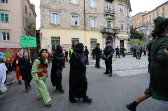 Rijeka: Klečavci mole pred katedralom Svetog VBida Rijeka: Klečavci mole pred katedralom Svetog VBida