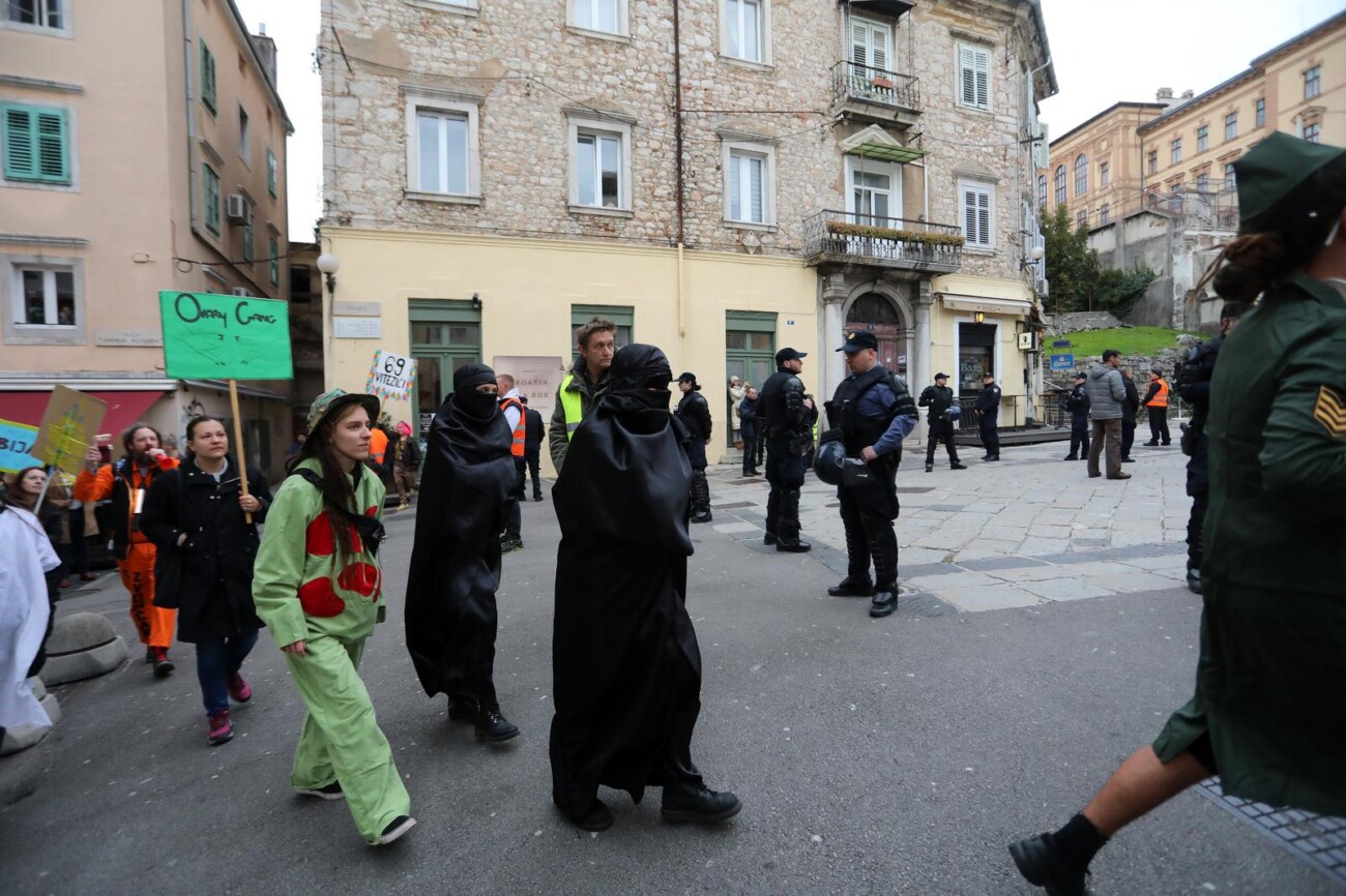 Rijeka: Klečavci mole pred katedralom Svetog VBida Rijeka: Klečavci mole pred katedralom Svetog VBida