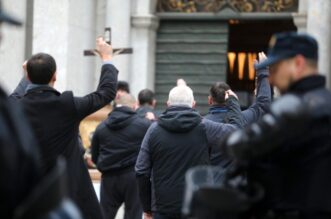 Rijeka: Klečavci mole pred katedralom Svetog VBida Rijeka: Klečavci mole pred katedralom Svetog VBida