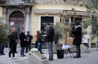 Rijeka: Klečavci mole pred katedralom Svetog VBida Rijeka: Klečavci mole pred katedralom Svetog VBida