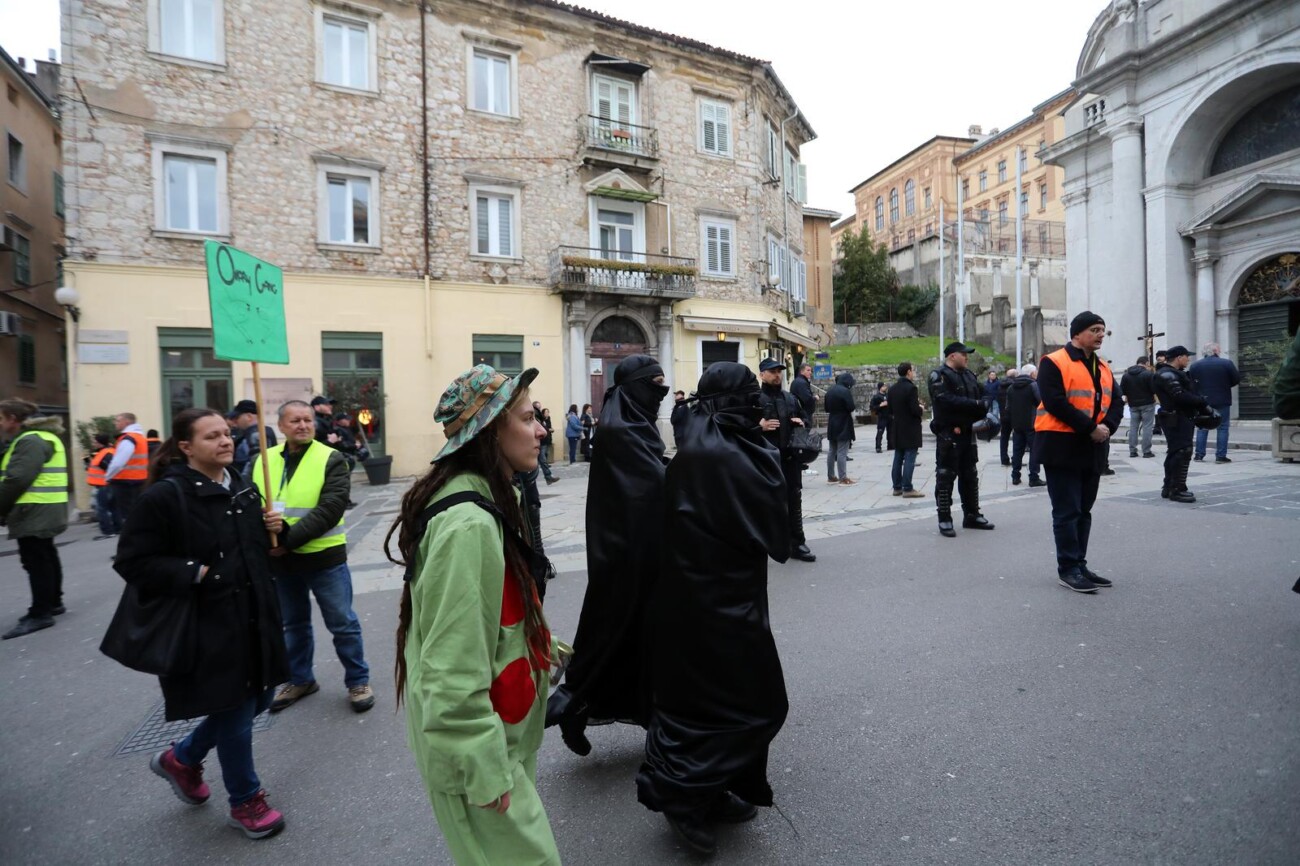 Rijeka: Kle??avci mole pred katedralom Svetog VBida Rijeka: Kle??avci mole pred katedralom Svetog VBida