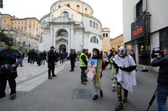 Rijeka: Klečavci mole pred katedralom Svetog VBida Rijeka: Klečavci mole pred katedralom Svetog VBida