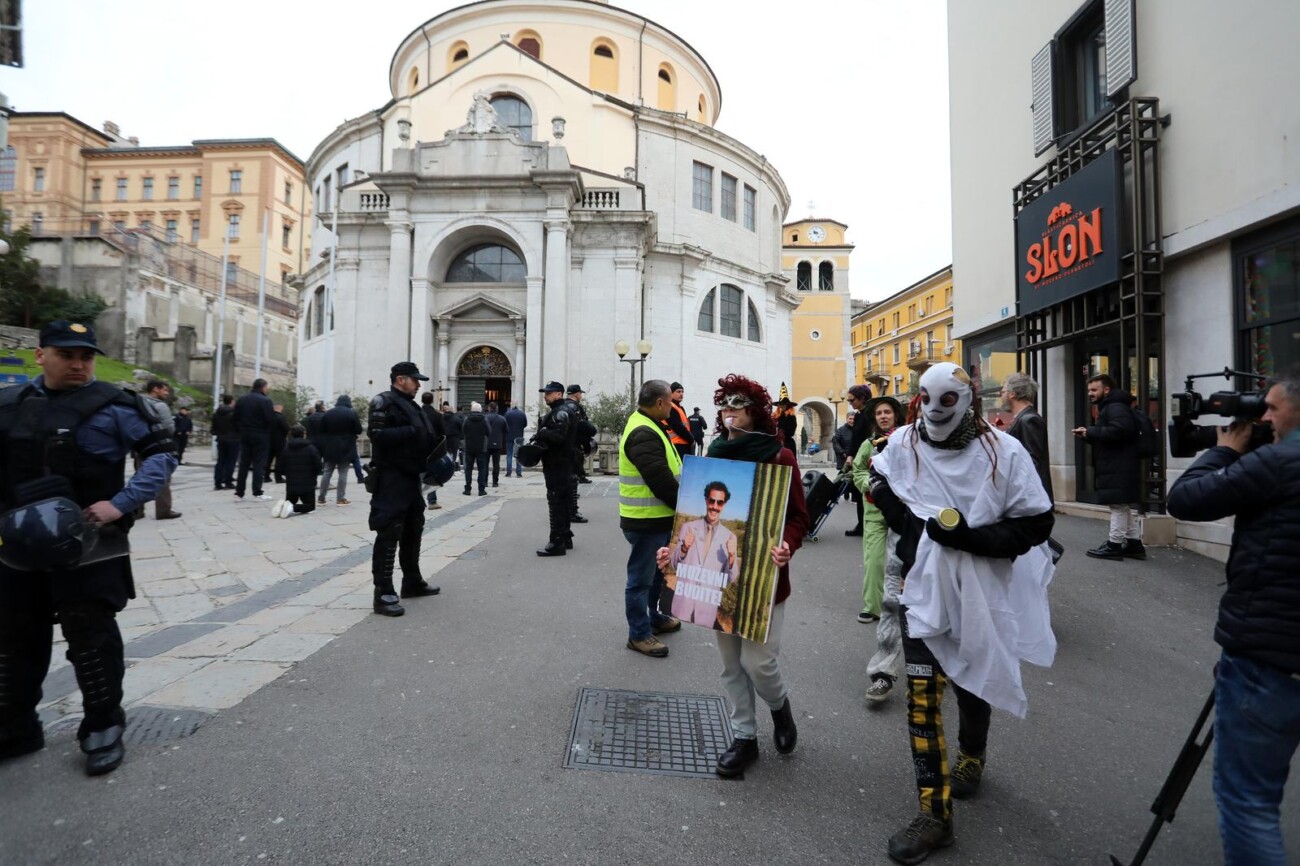 Rijeka: Klečavci mole pred katedralom Svetog VBida Rijeka: Klečavci mole pred katedralom Svetog VBida
