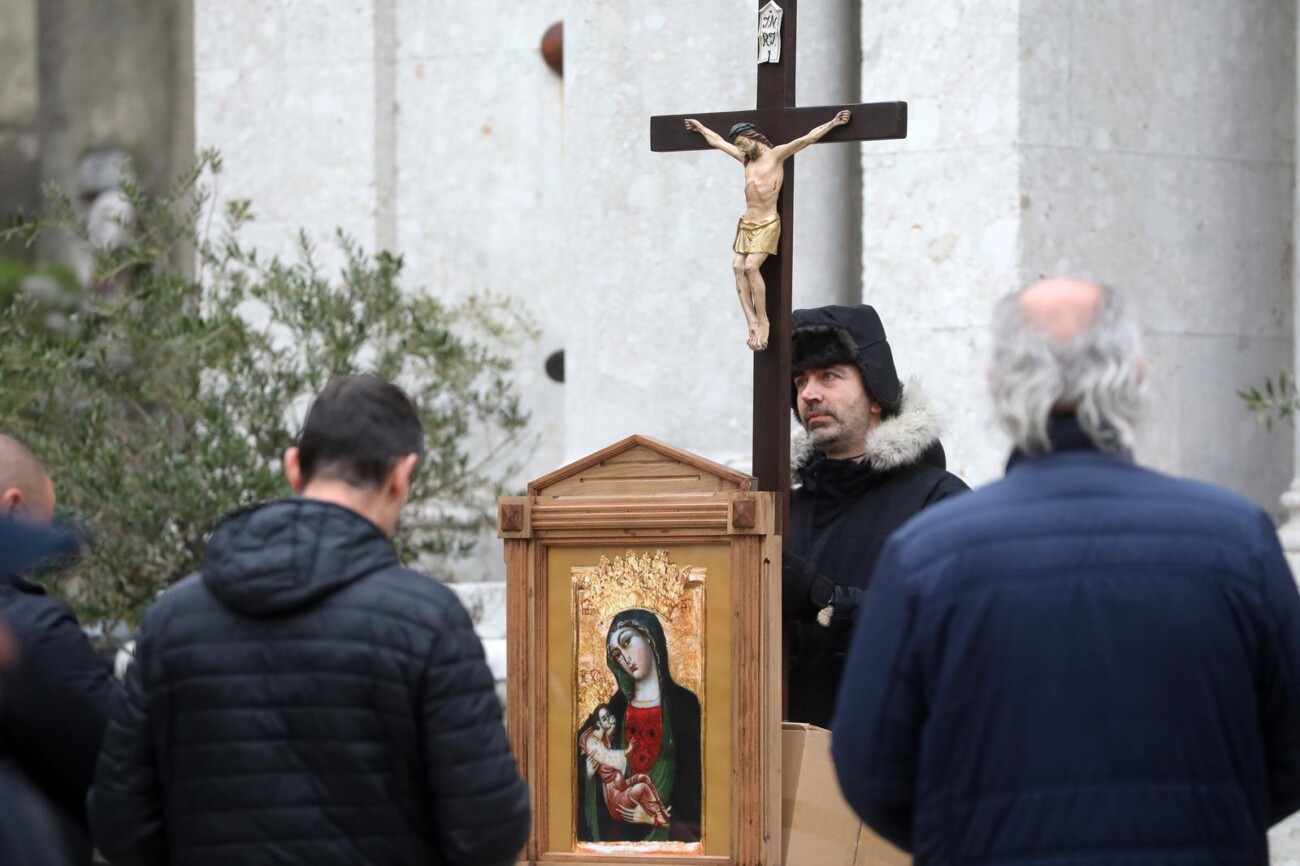 Rijeka: Klečavci mole pred katedralom Svetog VBida Rijeka: Klečavci mole pred katedralom Svetog VBida