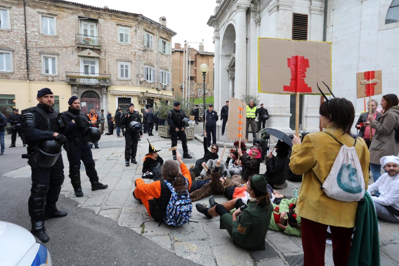 Rijeka: Klečavci mole pred katedralom Svetog VBida Rijeka: Klečavci mole pred katedralom Svetog VBida