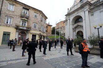 Rijeka: Klečavci mole pred katedralom Svetog VBida Rijeka: Klečavci mole pred katedralom Svetog VBida