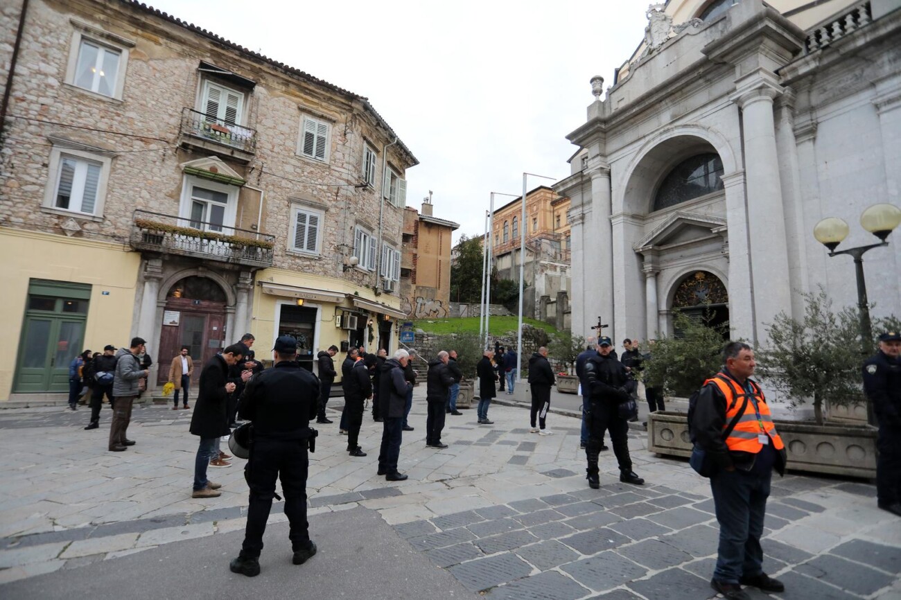 Rijeka: Klečavci mole pred katedralom Svetog VBida Rijeka: Klečavci mole pred katedralom Svetog VBida