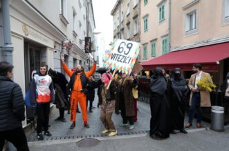 Rijeka: Klečavci mole pred katedralom Svetog VBida Rijeka: Klečavci mole pred katedralom Svetog VBida
