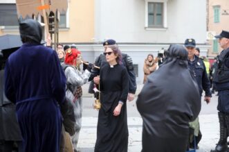 Rijeka: Klečavci mole pred katedralom Svetog VBida Rijeka: Klečavci mole pred katedralom Svetog VBida