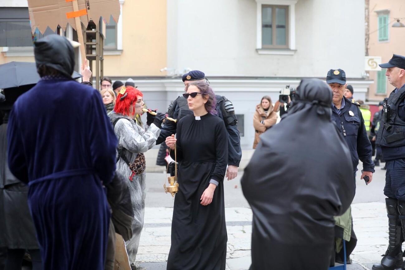 Rijeka: Klečavci mole pred katedralom Svetog VBida Rijeka: Klečavci mole pred katedralom Svetog VBida