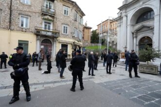 Rijeka: Klečavci mole pred katedralom Svetog VBida Rijeka: Klečavci mole pred katedralom Svetog VBida