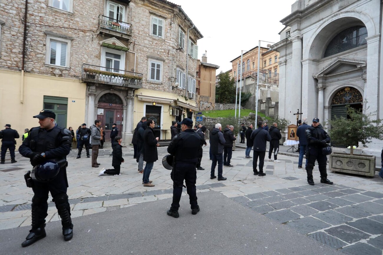 Rijeka: Klečavci mole pred katedralom Svetog VBida Rijeka: Klečavci mole pred katedralom Svetog VBida
