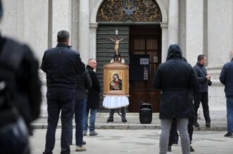 Rijeka: Klečavci mole pred katedralom Svetog VBida Rijeka: Klečavci mole pred katedralom Svetog VBida