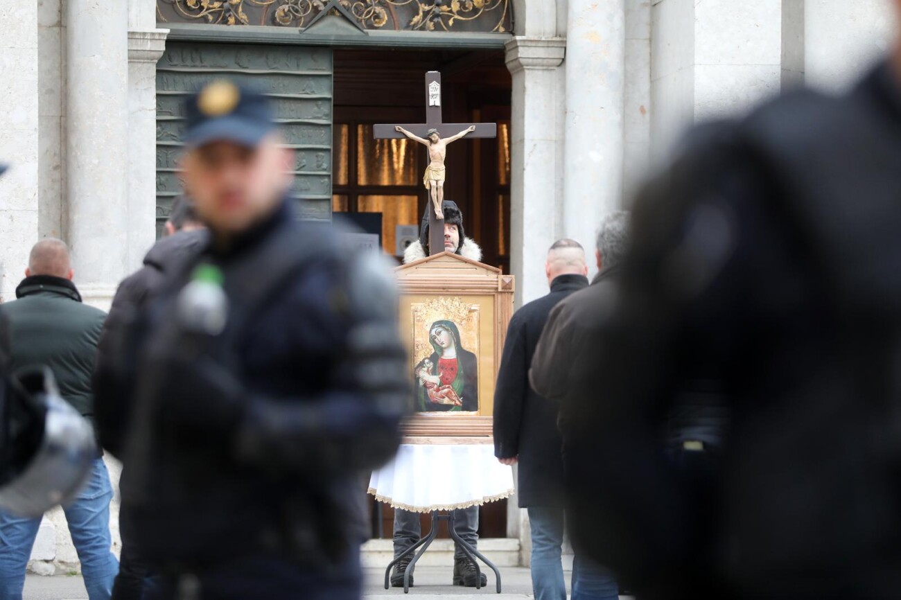 Rijeka: Klečavci mole pred katedralom Svetog VBida Rijeka: Klečavci mole pred katedralom Svetog VBida