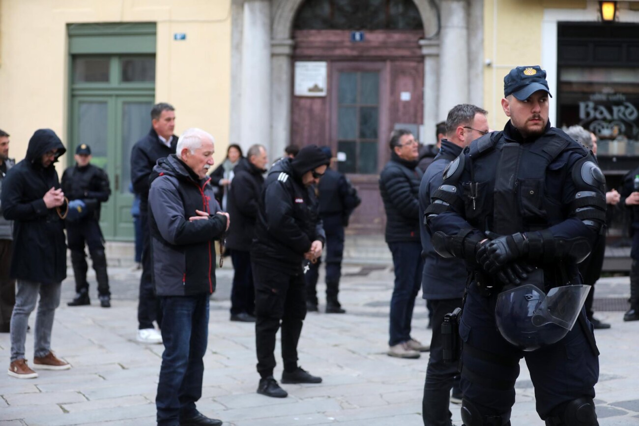 Rijeka: Klečavci mole pred katedralom Svetog VBida Rijeka: Klečavci mole pred katedralom Svetog VBida