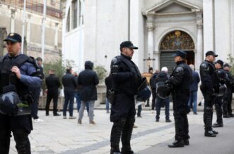 Rijeka: Klečavci mole pred katedralom Svetog VBida Rijeka: Klečavci mole pred katedralom Svetog VBida
