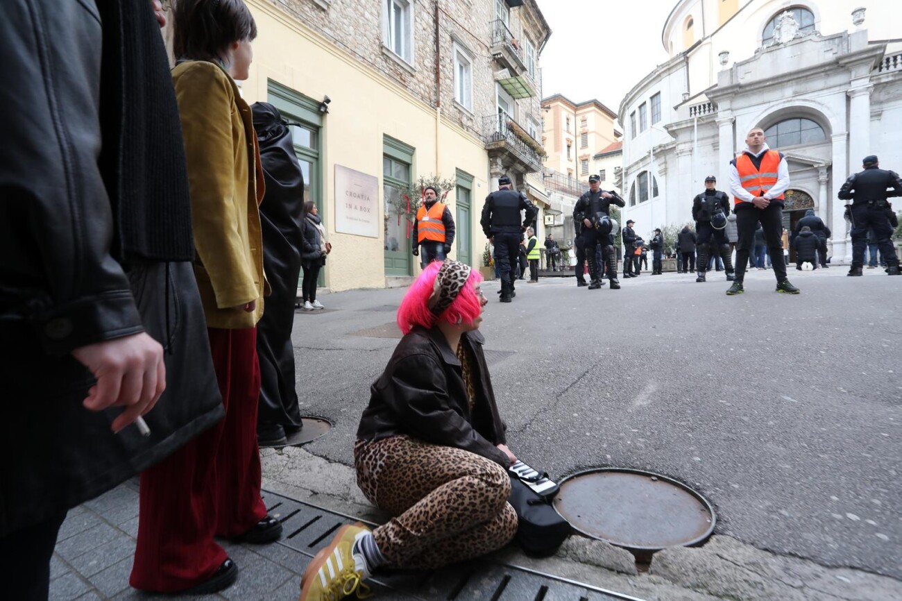 Rijeka: Klečavci mole pred katedralom Svetog VBida Rijeka: Klečavci mole pred katedralom Svetog VBida