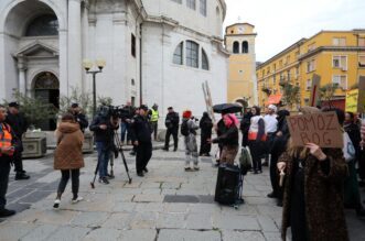 Rijeka: Klečavci mole pred katedralom Svetog VBida Rijeka: Klečavci mole pred katedralom Svetog VBida