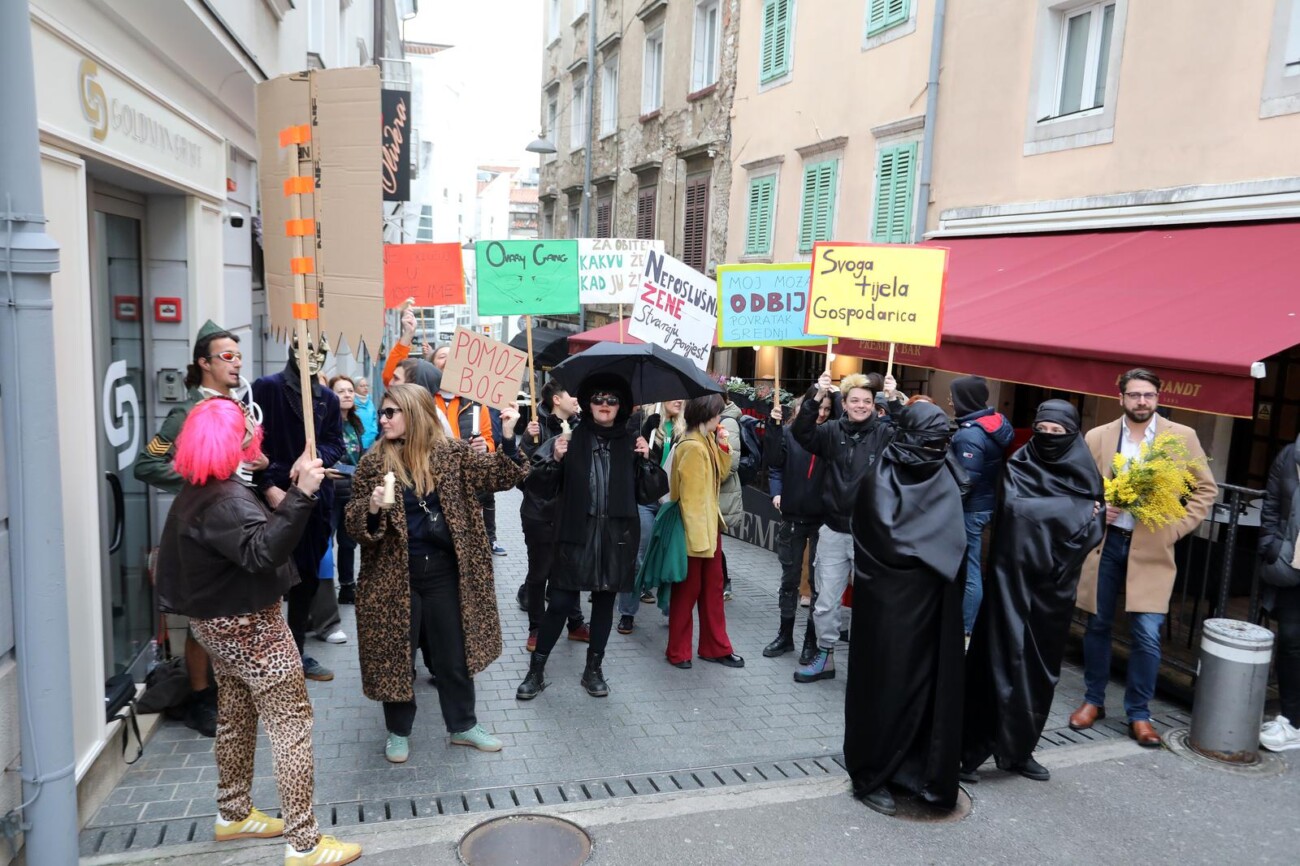Rijeka: Klečavci mole pred katedralom Svetog VBida Rijeka: Klečavci mole pred katedralom Svetog VBida