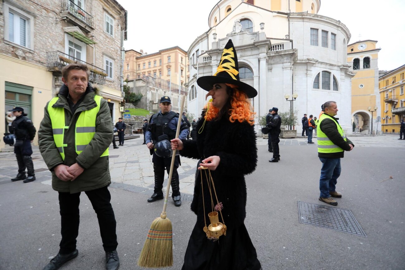 Rijeka: Klečavci mole pred katedralom Svetog VBida Rijeka: Klečavci mole pred katedralom Svetog VBida