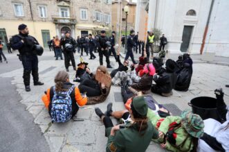 Rijeka: Klečavci mole pred katedralom Svetog VBida Rijeka: Klečavci mole pred katedralom Svetog VBida