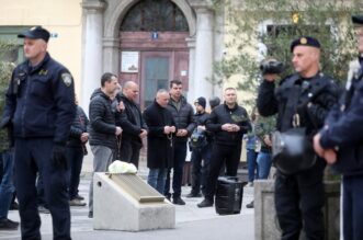 Rijeka: Molitelji prosvjednici pred katedralom Svetog Vida Rijeka: Molitelji prosvjednici pred katedralom Svetog Vida