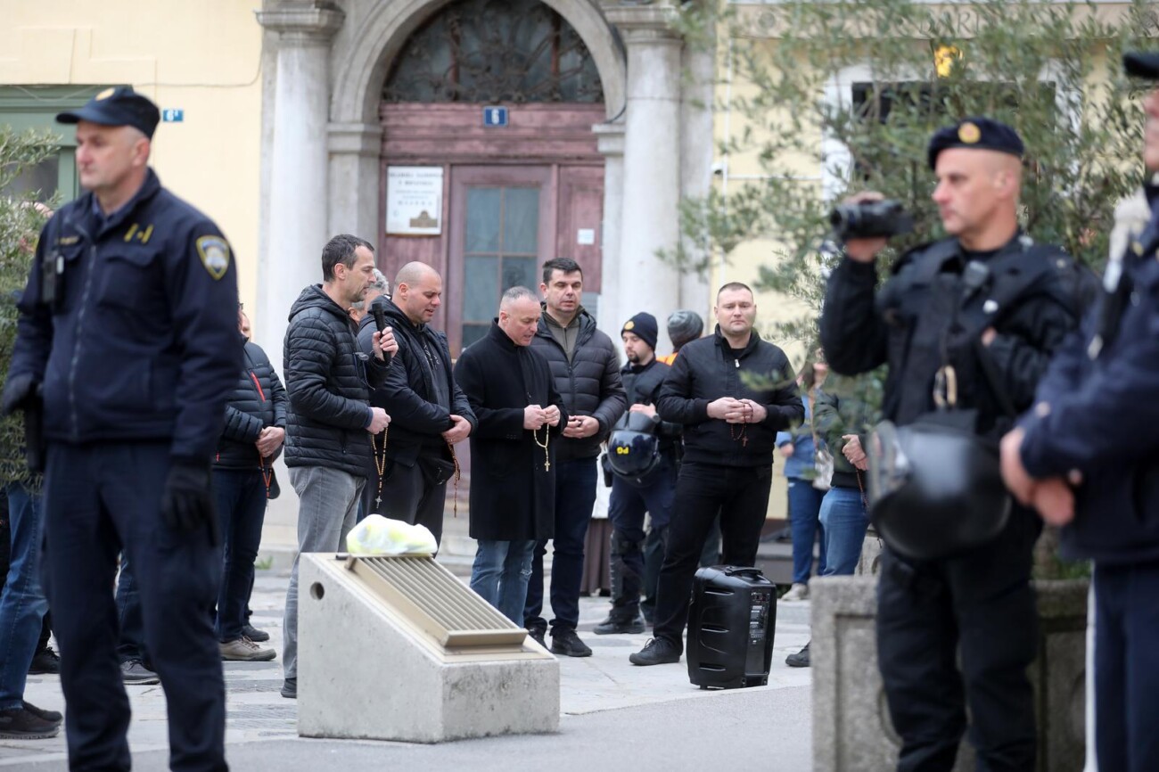 Rijeka: Molitelji prosvjednici pred katedralom Svetog Vida Rijeka: Molitelji prosvjednici pred katedralom Svetog Vida