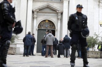 Rijeka: Klečavci mole pred katedralom Svetog VBida Rijeka: Klečavci mole pred katedralom Svetog VBida