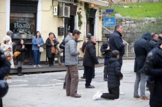 Rijeka: Klečavci mole pred katedralom Svetog VBida Rijeka: Klečavci mole pred katedralom Svetog VBida