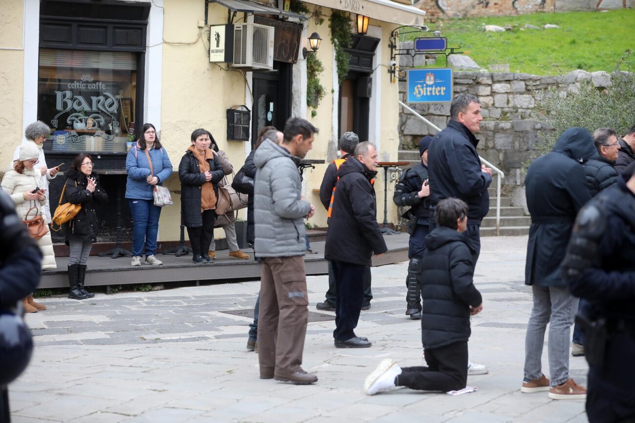 Rijeka: Klečavci mole pred katedralom Svetog VBida Rijeka: Klečavci mole pred katedralom Svetog VBida