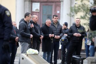 Rijeka: Klečavci mole pred katedralom Svetog VBida Rijeka: Klečavci mole pred katedralom Svetog VBida
