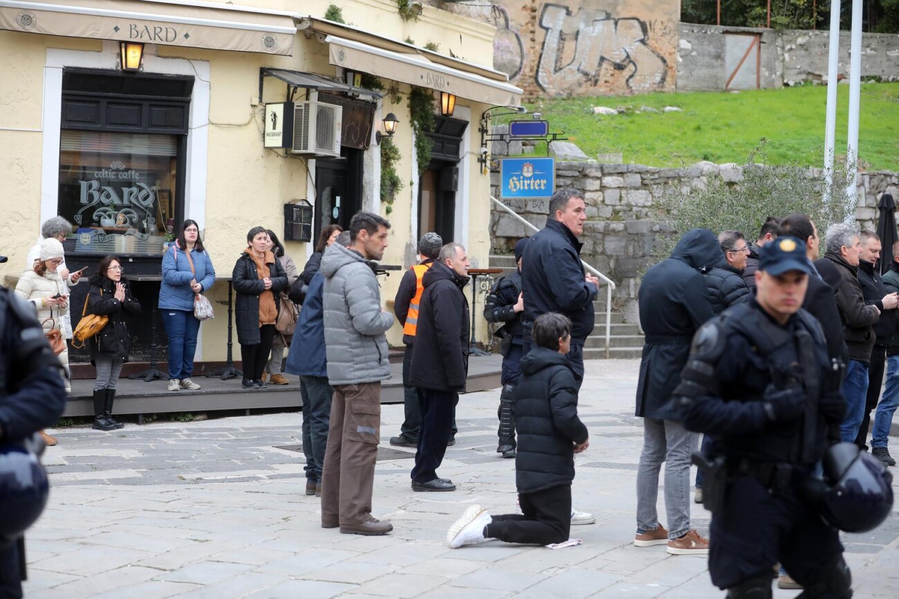 Rijeka: Klečavci mole pred katedralom Svetog VBida Rijeka: Klečavci mole pred katedralom Svetog VBida