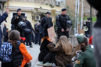 Rijeka: Klečavci mole pred katedralom Svetog VBida Rijeka: Klečavci mole pred katedralom Svetog VBida