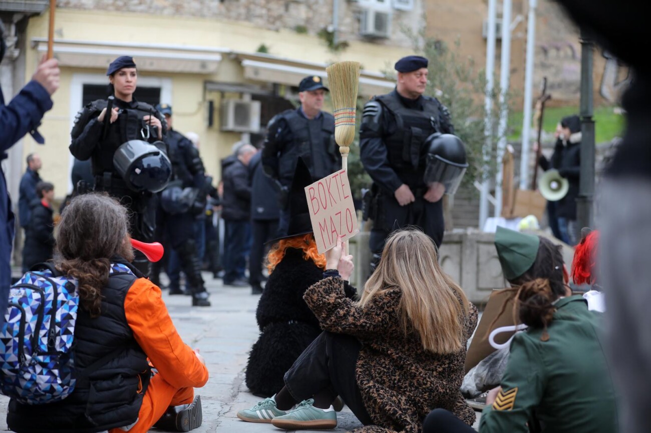 Rijeka: Klečavci mole pred katedralom Svetog VBida Rijeka: Klečavci mole pred katedralom Svetog VBida