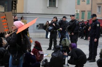 Rijeka: Molitelji prosvjednici pred katedralom Svetog Vida Rijeka: Molitelji prosvjednici pred katedralom Svetog Vida