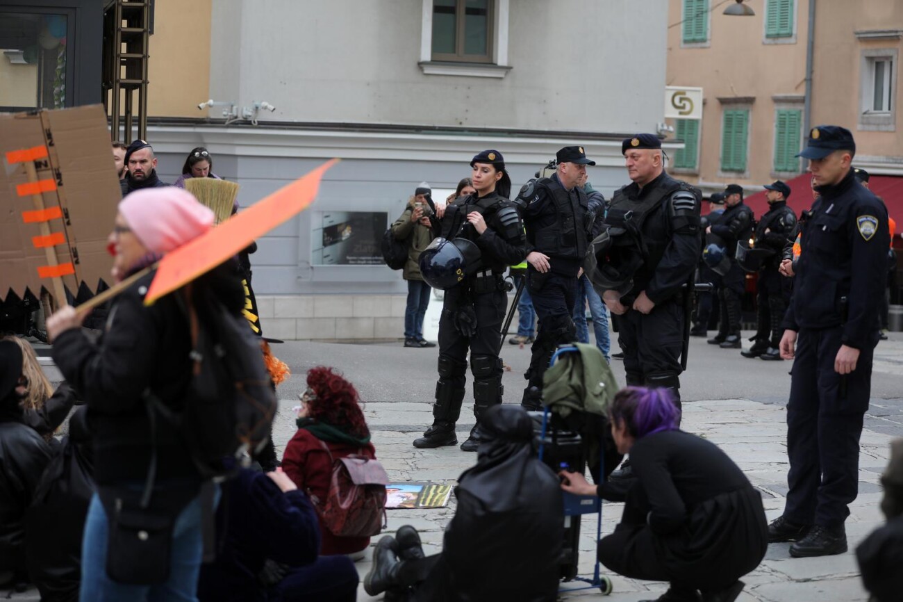 Rijeka: Molitelji prosvjednici pred katedralom Svetog Vida Rijeka: Molitelji prosvjednici pred katedralom Svetog Vida