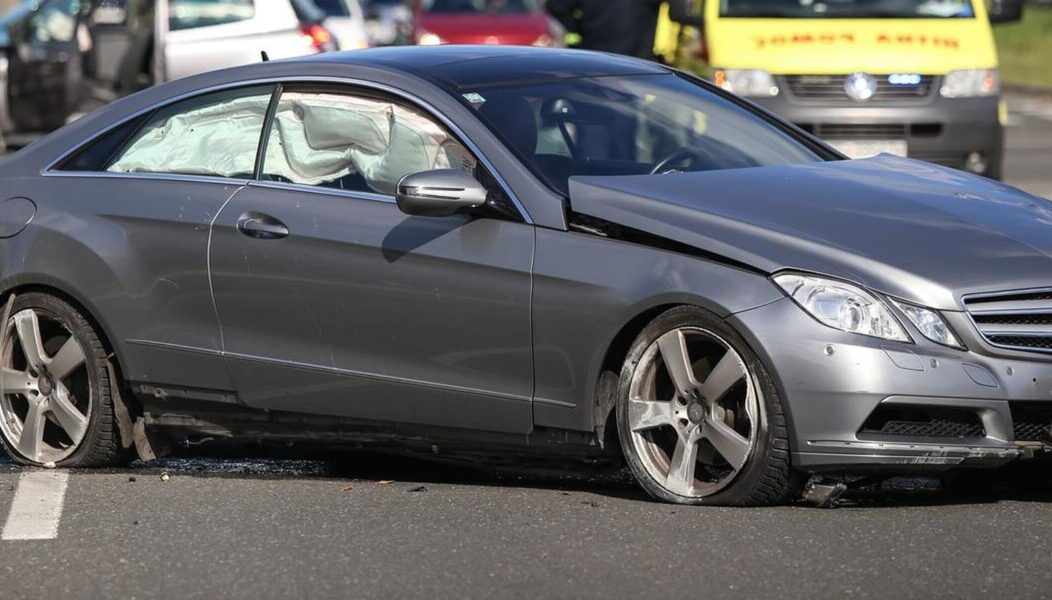 Zagreb: Sudar Mercedesa i Renault Clia na krianju Sarajevske i Ukrajinske ulice Zagreb: Sudar Mercedesa i Renault Clia na krianju Sarajevske i Ukrajinske ulice