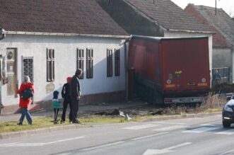 Kamion se zabio u kuću kod Vinkovaca, više ljudi ozlijeđeno Kamion se zabio u kuću kod Vinkovaca, više ljudi ozlijeđeno