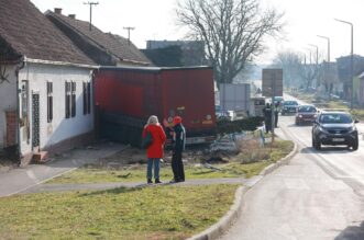 Kamion se zabio u kuću kod Vinkovaca, više ljudi ozlijeđeno Kamion se zabio u kuću kod Vinkovaca, više ljudi ozlijeđeno