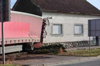 Kamion se zabio u kuću kod Vinkovaca, više ljudi ozlijeđeno Kamion se zabio u kuću kod Vinkovaca, više ljudi ozlijeđeno