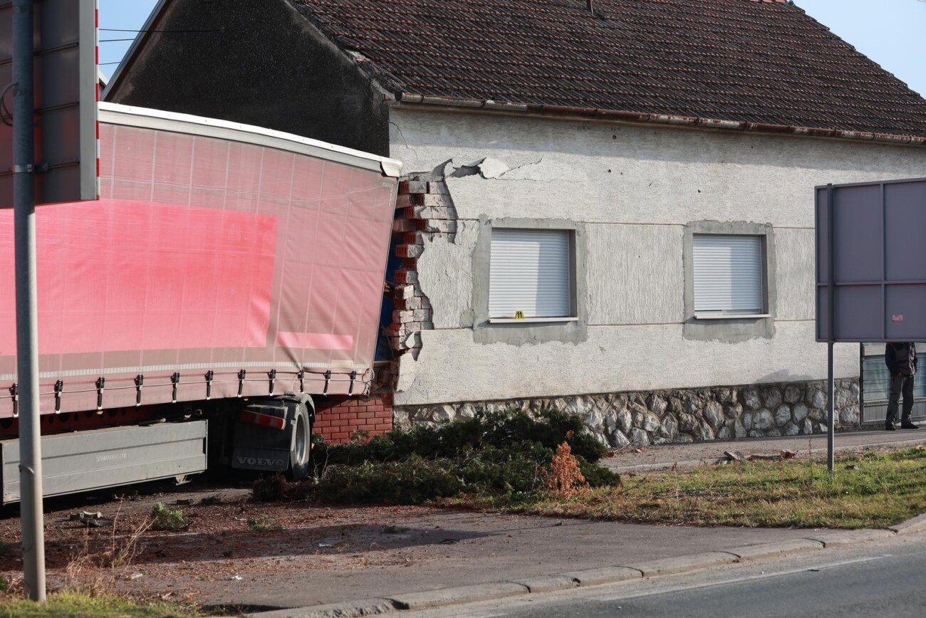 Kamion se zabio u kuću kod Vinkovaca, više ljudi ozlijeđeno Kamion se zabio u kuću kod Vinkovaca, više ljudi ozlijeđeno