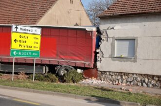 Kamion se zabio u kuću kod Vinkovaca, više ljudi ozlijeđeno Kamion se zabio u kuću kod Vinkovaca, više ljudi ozlijeđeno